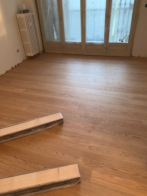 Un legno prefinito incolato su un pavimento esistente