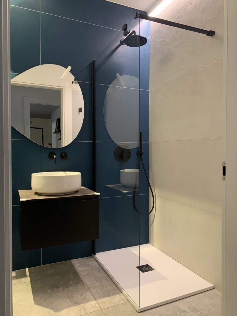 Il governo italiano offre incentivi fiscali e agevolazioni per chi decide di rinnovare casa, inclusa la ristrutturazione del bagno. Questo bonus ristrutturazione può coprire una parte delle spese attraverso detrazioni fiscali e agevolazioni per la ristrutturazione completa o parziale. Informarsi bene su queste opportunità può fare la differenza nel tuo budget finale. Generalmente, puoi detrarre una percentuale della spesa sostenuta dalle tasse che devi pagare.