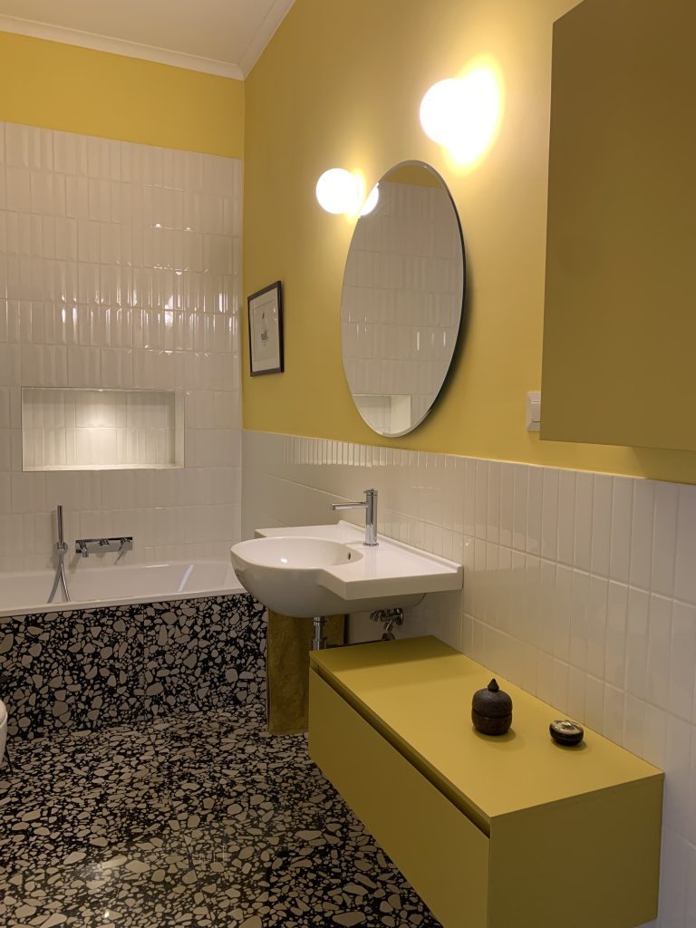 Il governo italiano offre incentivi fiscali e agevolazioni per chi decide di rinnovare casa, inclusa la ristrutturazione del bagno. Questo bonus ristrutturazione può coprire una parte delle spese attraverso detrazioni fiscali e agevolazioni per la ristrutturazione completa o parziale. Informarsi bene su queste opportunità può fare la differenza nel tuo budget finale. Generalmente, puoi detrarre una percentuale della spesa sostenuta dalle tasse che devi pagare.