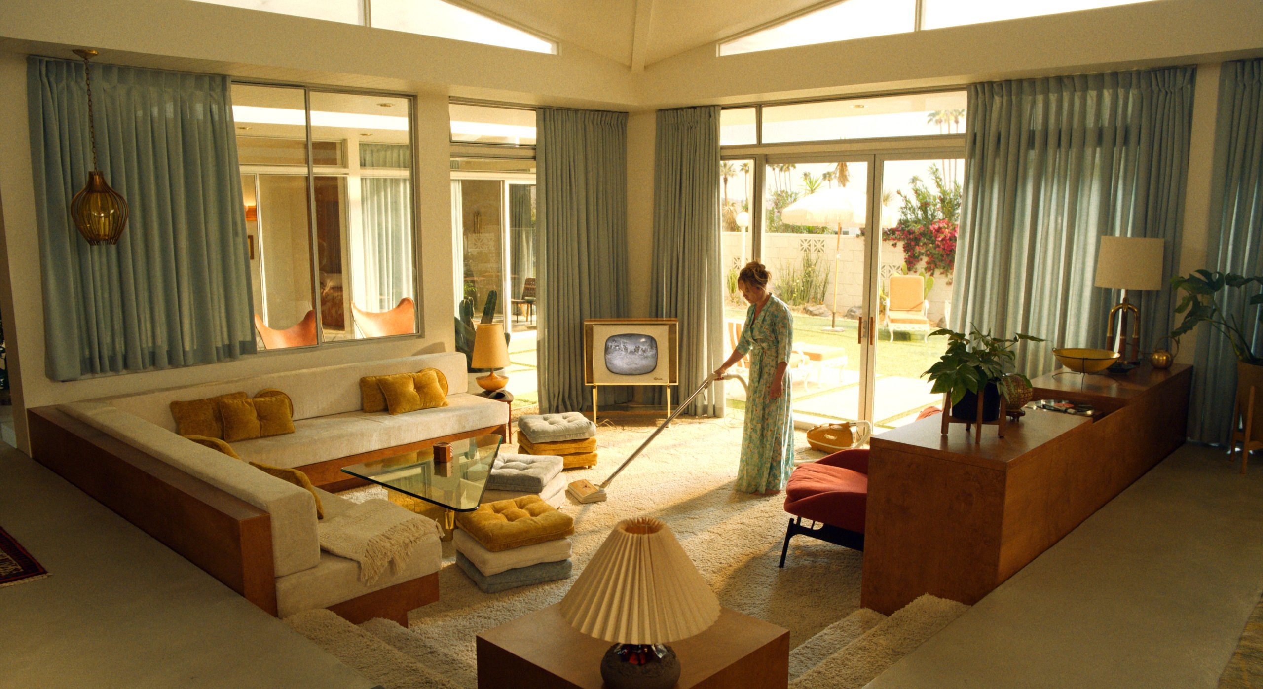Conversation Pit: la conversazione che sta tornando di moda 1 arredamneto anni 50 del film Don't worry darling